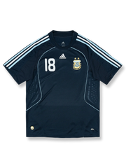 製品画像: クラシックな07/09 アルゼンチン アウェイ ユニフォームの正面図