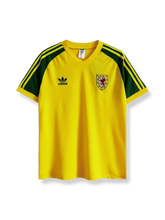 1982年ウェールズ代表アウェイユニフォーム 白地 赤アクセント クラシックエンブレム刺繍