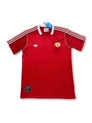 1992年マンチェスター・ユナイテッドホームレトロTシャツ、クラシックレッドにホワイトストライプとクラブエンブレムを配したヴィンテージデザイン