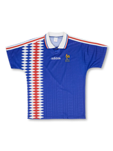 1994–96年フランス代表ホームジャージ、胸に配されたトリコロールストライプとVネックが特徴のクラシックデザイン。