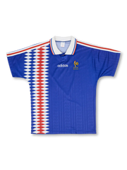 1994–96年フランス代表ホームジャージ、胸に配されたトリコロールストライプとVネックが特徴のクラシックデザイン。