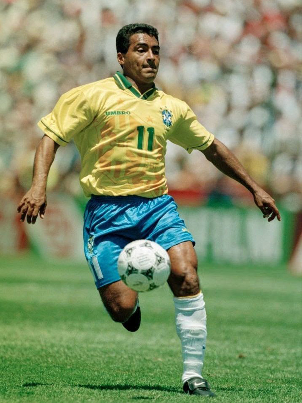 1994年ワールドカップでプレーするブラジル代表・背番号11番の選手によるアクションショット