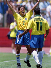 1994年ワールドカップでプレーするブラジル代表・背番号11番の選手によるアクションショット