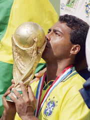 1994年ワールドカップでプレーするブラジル代表・背番号11番の選手によるアクションショット