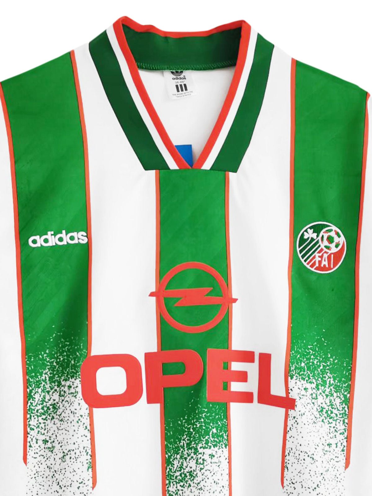 細部画像:高密度のエンブレム刺繍、手作業のフロッキー加工、通気性と吸汗性に優れた素材の細部