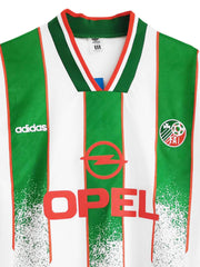 細部画像:高密度のエンブレム刺繍、手作業のフロッキー加工、通気性と吸汗性に優れた素材の細部