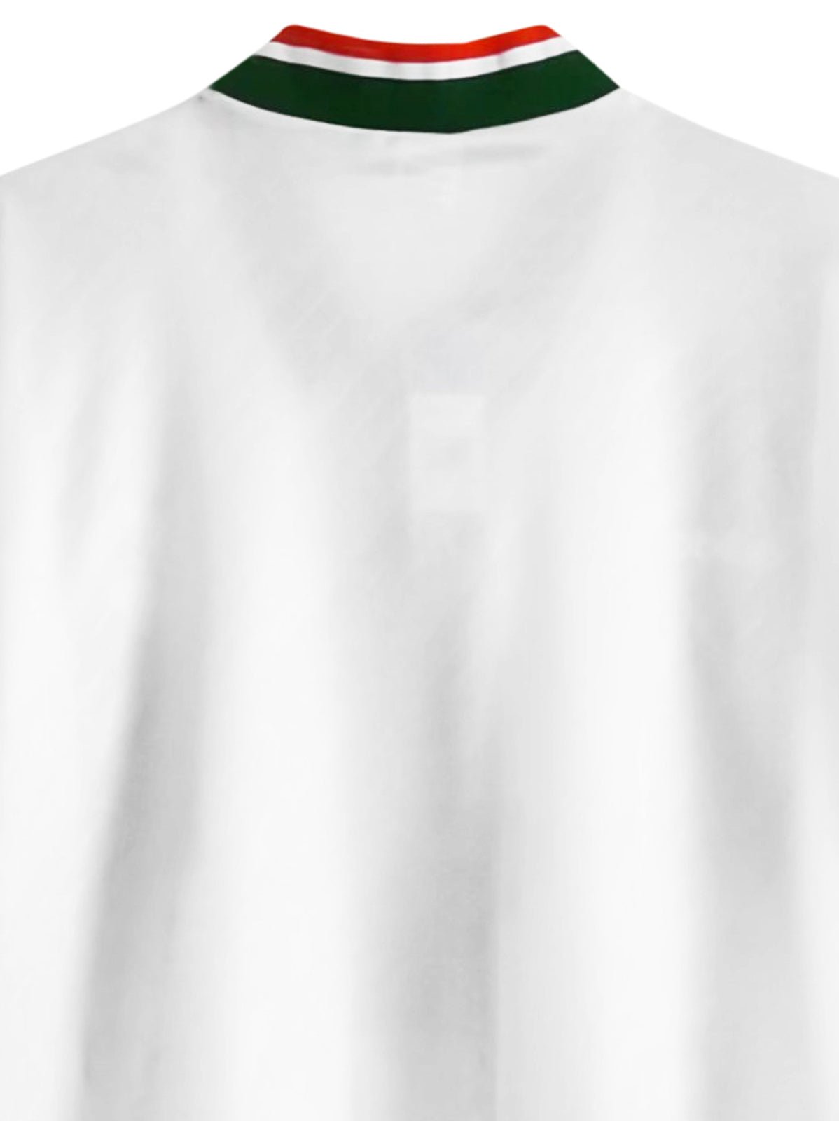 細部画像:高密度のエンブレム刺繍、手作業のフロッキー加工、通気性と吸汗性に優れた素材の細部