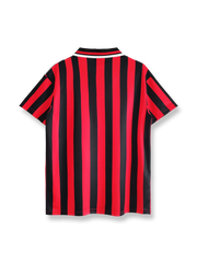 1994/96年シーズンのマンチェスター・シティアウェイレッド&ブラックストライプ半袖ユニフォーム。シンプルでクラシックなデザイン。