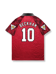 1996–97シーズンマンチェスター・ユナイテッドホームジャージ10番ベッカム、クラシックレッドにホワイトストライプとブラックトリムを配したアイコニックデザイン。