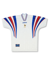 1996–98年フランス代表アウェイジャージ、ダークネイビーにトリコロールのパイピングを施したクラシックデザインで世界舞台を駆け抜けた一着。