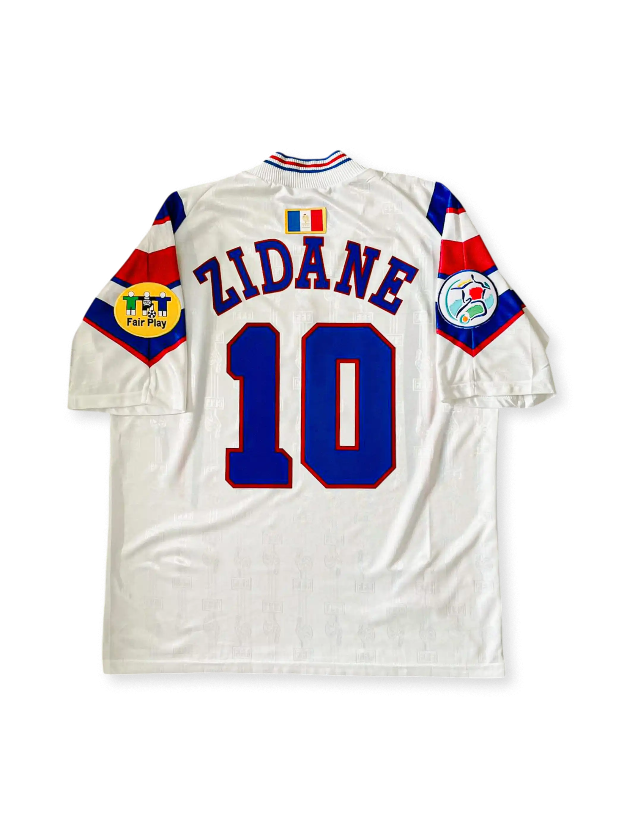 1996年UEFA EUROフランス代表アウェイジャージ10番ジダン、ダークブルーにトリコロールのパイピングを施したクラシックデザインで中盤を支配する一着。