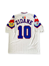 1996年UEFA EUROフランス代表アウェイジャージ10番ジダン、ダークブルーにトリコロールのパイピングを施したクラシックデザインで中盤を支配する一着。