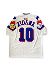 1996年UEFA EUROフランス代表アウェイジャージ10番ジダン、ダークブルーにトリコロールのパイピングを施したクラシックデザインで中盤を支配する一着。