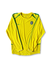 2002年ブラジル代表長袖オーセンティックユニフォームの刺繍エンブレムクローズアップ