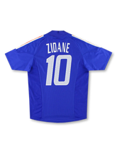 2002–04年フランス代表ホームジャージ10番ジダン、トリコロールストライプを胸にあしらったクラシックホワイトデザイン。