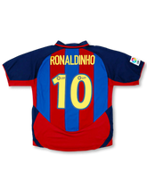 2003-04 FCバルセロナホーム正面、ブルー×レッド縦ストライプ・ネイビーラグランパネル・FCBエンブレム・スポンサーなし・Nike製