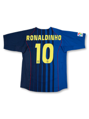 2004-05 FCバルセロナアウェイ正面、ロイヤルブルー×ネイビー縦ストライプ・レッドサイドパイピング・FCBエンブレム・スポンサーなし・Nike製