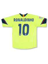 2005-06 FCバルセロナアウェイ正面、蛍光イエローグリーン×ネイビートリム・バルセロナトリコロール袖口・FCBエンブレム・Nike製