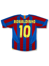 2005-06 FCバルセロナホーム正面、ブルー×レッド縦ストライプ・イエローサイドスリット・FCBエンブレム・スポンサーなし・Nike製