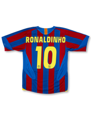 2005-06 FCバルセロナホーム正面、ブルー×レッド縦ストライプ・イエローサイドスリット・FCBエンブレム・スポンサーなし・Nike製