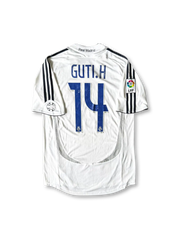 2006-07年レアル・マドリードホームユニフォームの熱圧着エンブレムクローズアップ