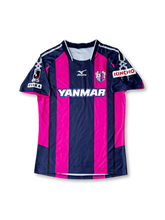 2010年セレッソ大阪 ホームユニフォーム 正面、YANMARロゴと桜色ストライプデザイン
