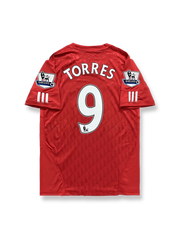 2010–11シーズンリバプールホームジャージ9番トーレス、クラシックレッドと白の縁取りが際立つデザイン。