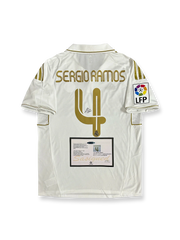 2011年 レアル・マドリードアウェイユニフォーム、セルヒオ・ラモスサイン入り4番、リーガ・エスパニョーラ公式試合用デザイン