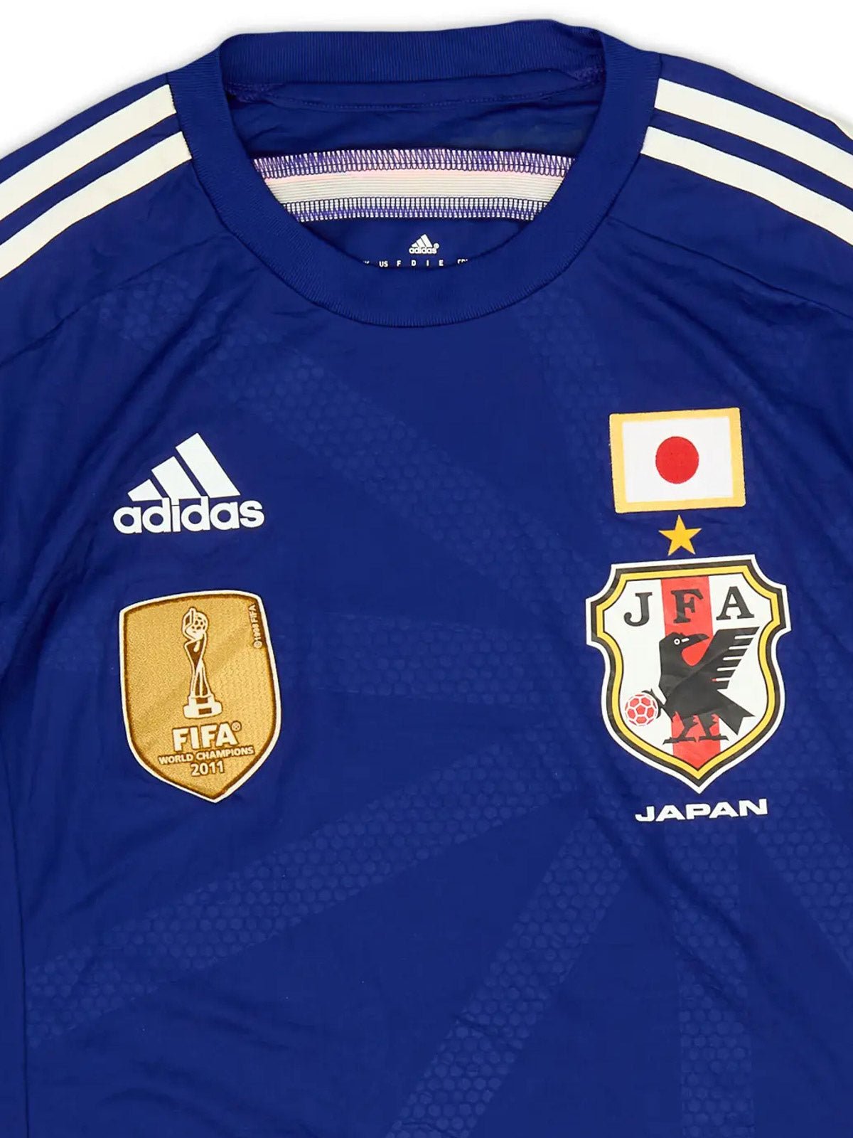 詳細画像:エンブレムとAdidasロゴのプリント詳細展示