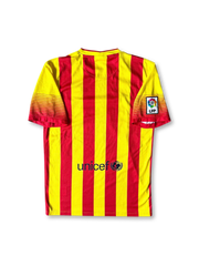 2013-14年FCバルセロナアウェイユニフォーム、カタルーニャ旗セニェーラデザイン、Qatar Airwaysスポンサー付きクラシックサッカーシャツ