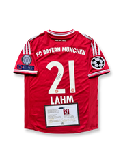 2013-14シーズン バイエルン・ミュンヘンホームユニフォーム、フィリップ・ラームサイン入り21番、ブンデスリーガ公式試合用デザイン