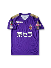 2019年京都サンガF.C. ホームユニフォーム 正面、京セラロゴとゴールドショルダーデザイン