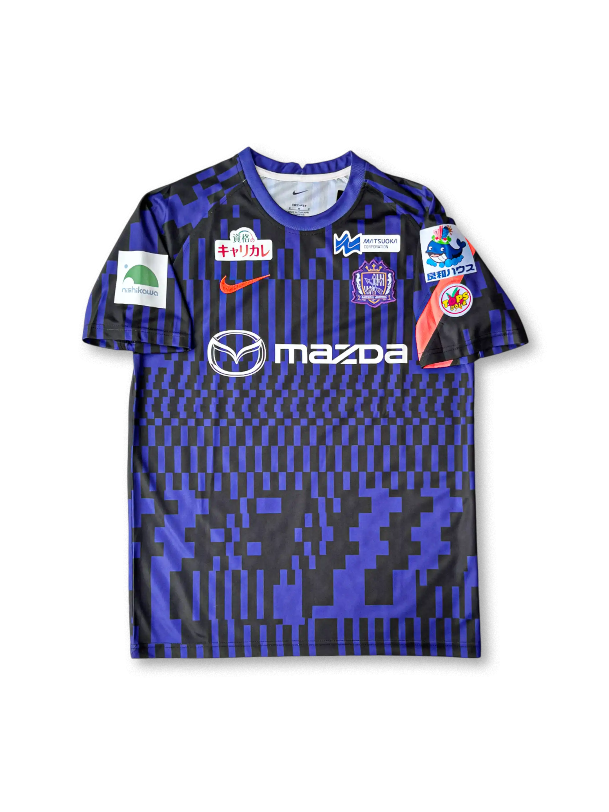 2022年サンフレッチェ広島トレーニングウェア。パープル×ブラックのデジタルカモ柄デザインで、Mazdaロゴを配したNike製公式練習用モデル。