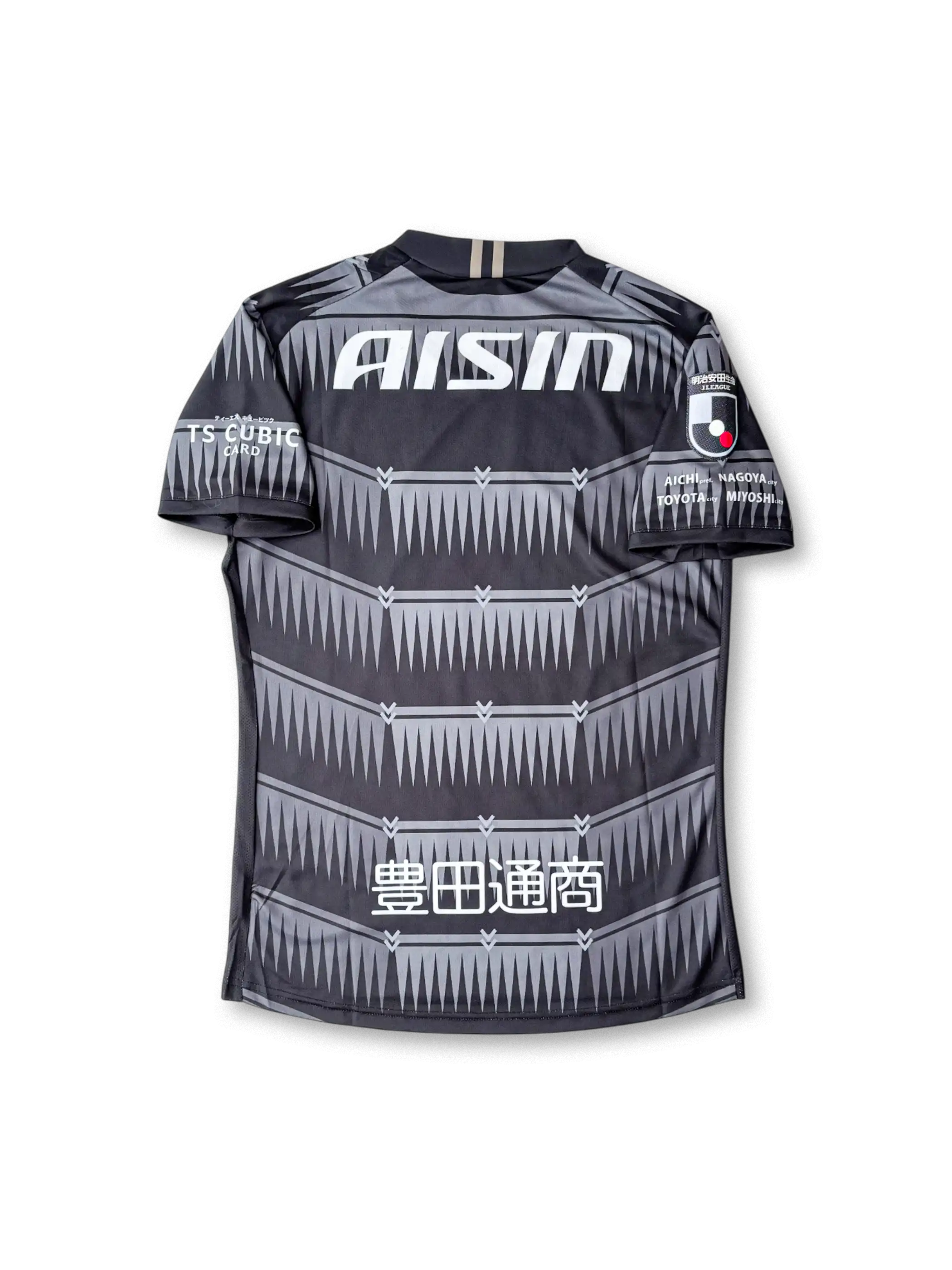 2023年名古屋グランパス ホームユニフォーム 正面、GR86スポンサー入り 幾何学デザイン