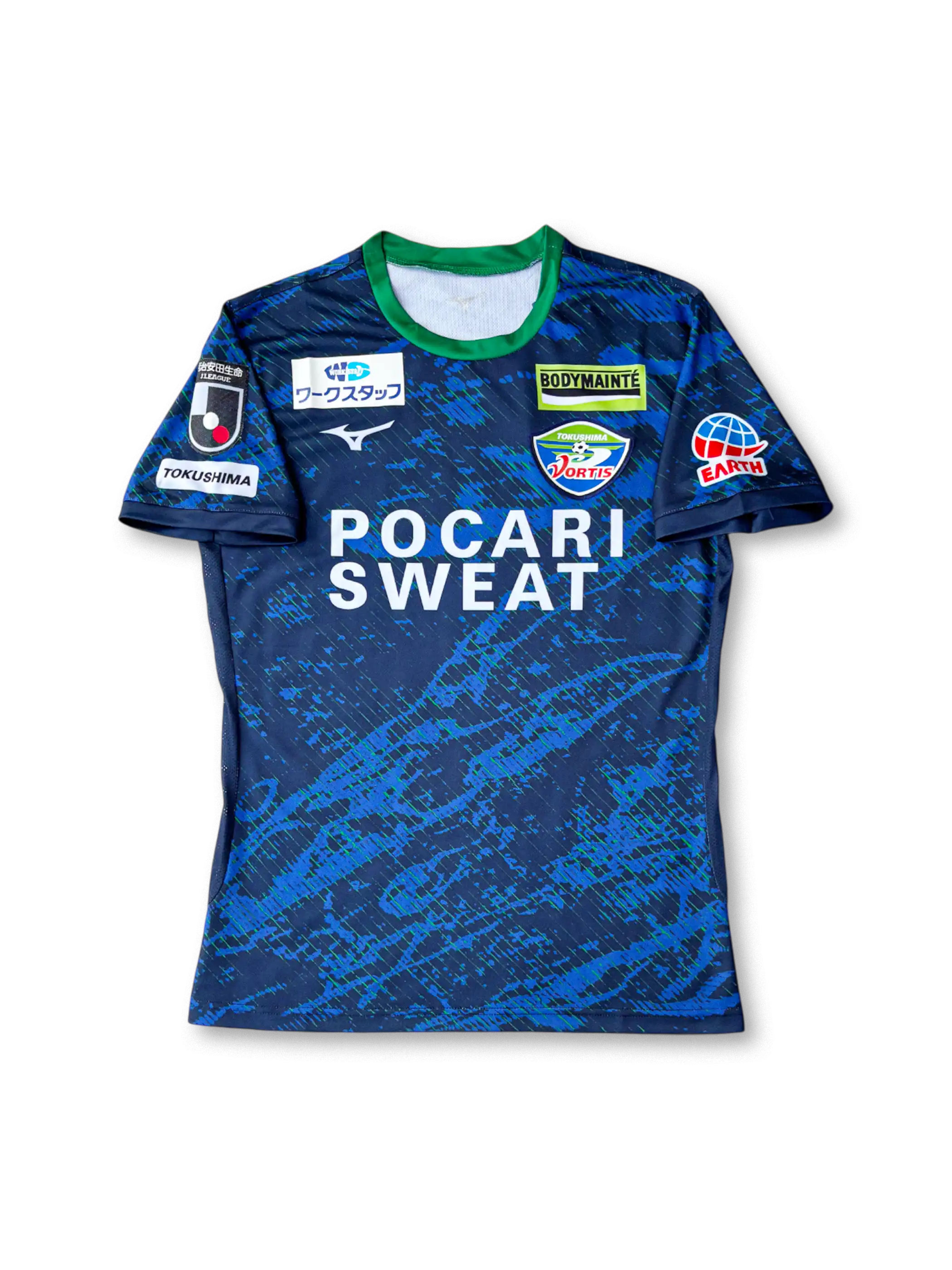 2023年徳島ヴォルティス ホームユニフォーム 正面、POCARI SWEATロゴと渦潮グラフィック