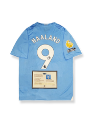 2023-24シーズンマンチェスター・シティホームユニフォーム アーリング・ハーランド サインプリント スカイブルー 白ネイビーアクセント プーマ刺繍&クラブエンブレム付き