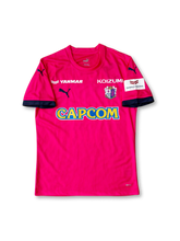2024年セレッソ大阪 トレーニングジャージ 正面、CAPCOMロゴ入りピンクデザイン