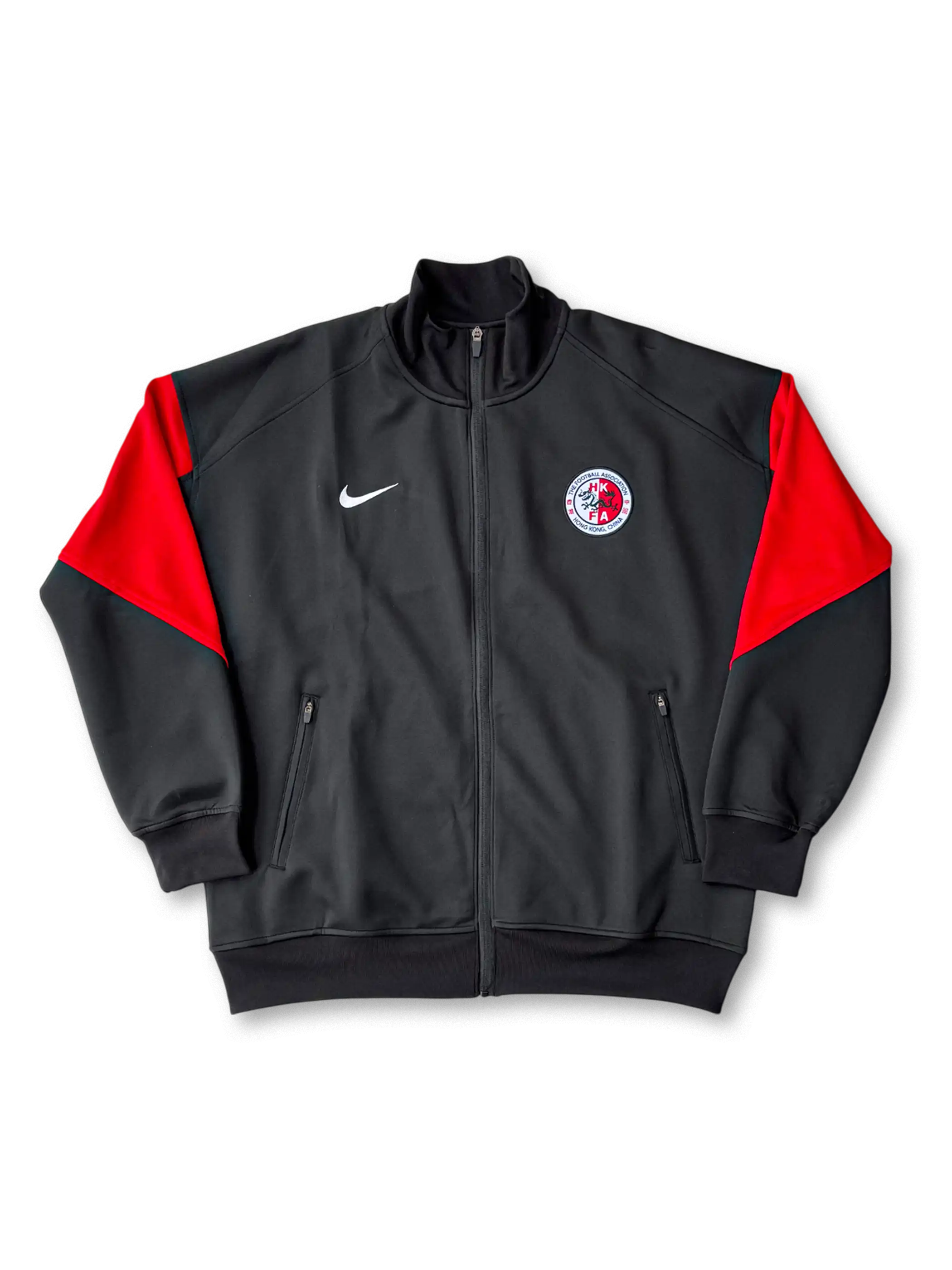 2024年香港代表トラックジャケット 正面、HKFAエンブレムとNIKEロゴデザイン