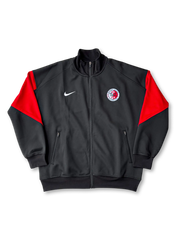 2024年香港代表トラックジャケット 正面、HKFAエンブレムとNIKEロゴデザイン