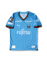 2024年川崎フロンターレ ホームユニフォーム 正面、スカイブルーチェック柄とFUJITSUロゴ