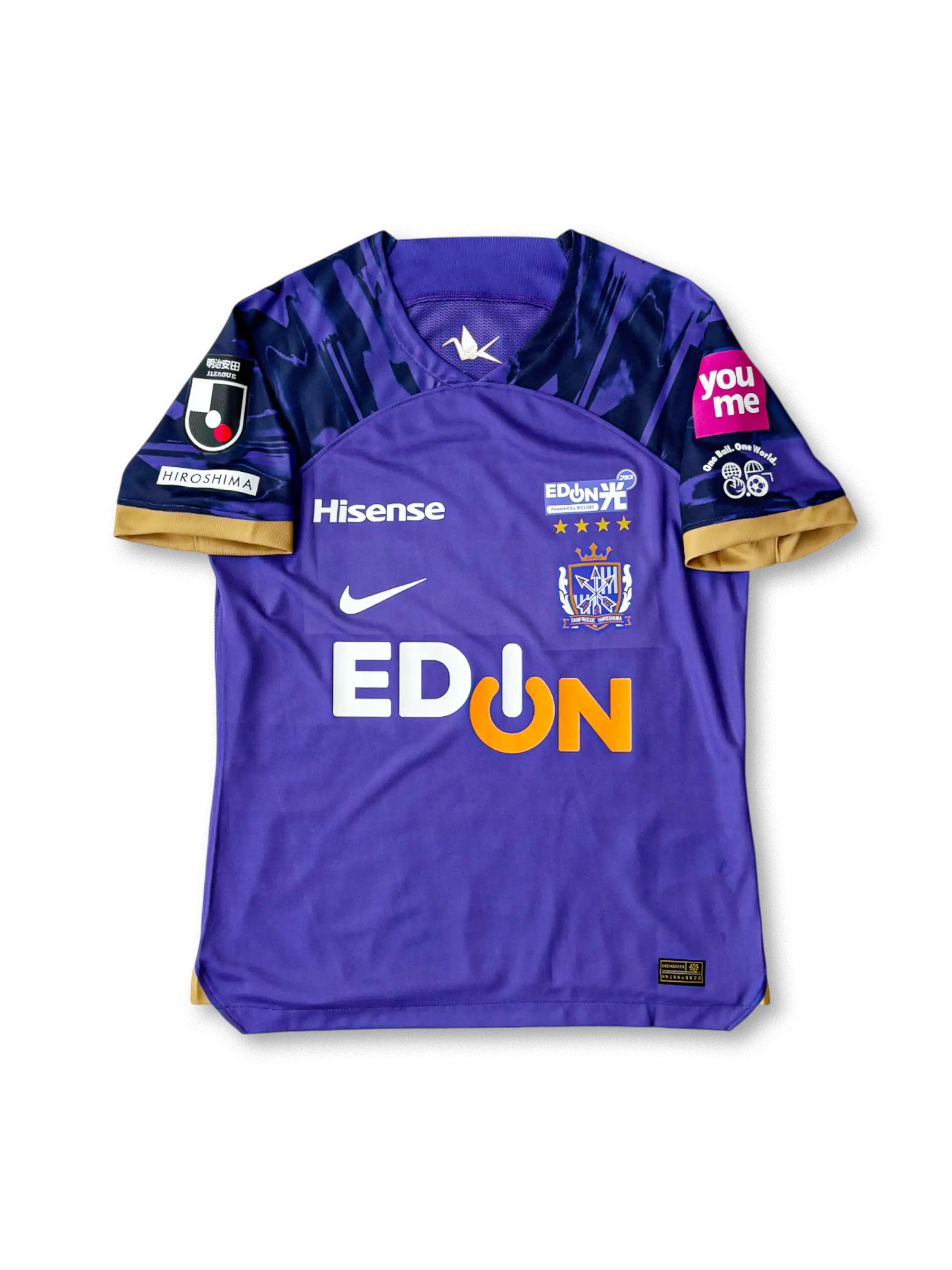 2024年サンフレッチェ広島 ホームユニフォーム 正面、紫ベースに金色アクセントのデザイン