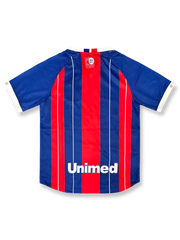 製品画像:2024/25シーズン バイーアFC ホーム記念版ユニフォーム、クラシックなレッドとブルーの縦ストライプとクラブエンブレムのデザイン。