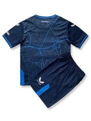 製品画像:2024/25シーズン バイエル・レバークーゼン ユニフォームセット、都市地図デザインとダークブルー配色。