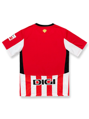 製品画像: 2024/25シーズン アスレティック・ビルバオ ホームユニフォーム レッド&ホワイト縦縞 正面画像
詳細画像: アスレティック・ビルバオ 高密度刺繍エンブレムのディテール、背面の赤いカラーリングと裾のストライプデザイン