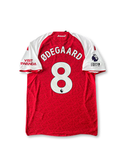 2024–25シーズンアーセナルホームシャツ8番ウーデゴール、伝統のレッドにホワイトスリーブとガンナーズロゴを配したモダンデザインで中盤を統率する一着。