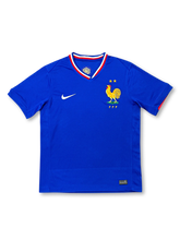 2024-25シーズンフランス代表ホームユニフォーム ブルー 白赤アクセント ナイキ刺繍&フランス連盟エンブレム付き