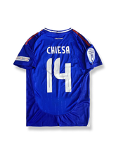 2024年ヨーロッパ選手権イタリア代表ホームユニフォーム フェデリコ・キエーザ 背番号14 青 白赤アクセント イタリア連盟エンブレム刺繍