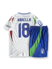 2024年イタリア代表アウェーシャツ&パンツセット18番バレッリ、白地にアズーリブルーのアクセントが映えるモダンデザイン。