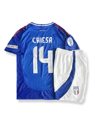 2024年イタリア代表ホームシャツ&パンツセット14番キエーザ、伝統のアズーリブルーを基調としたモダンストライプデザインで躍動を映し出す一着。