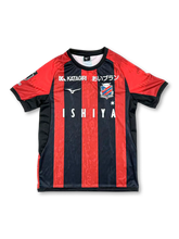 2025–2026 北海道コンサドーレ札幌 ホーム レッドブラックストライプ ユニフォーム、レトロサッカーシャツ